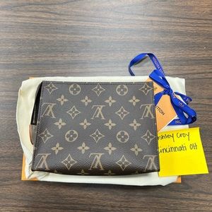 Louis Vuitton Toiletry 19